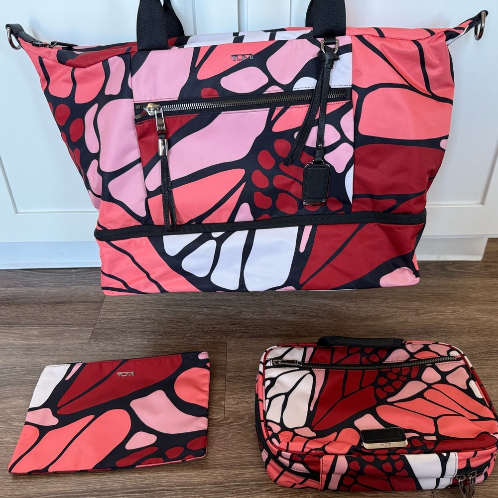Tumi Voyageur
Contine Weekender in Swallowtail